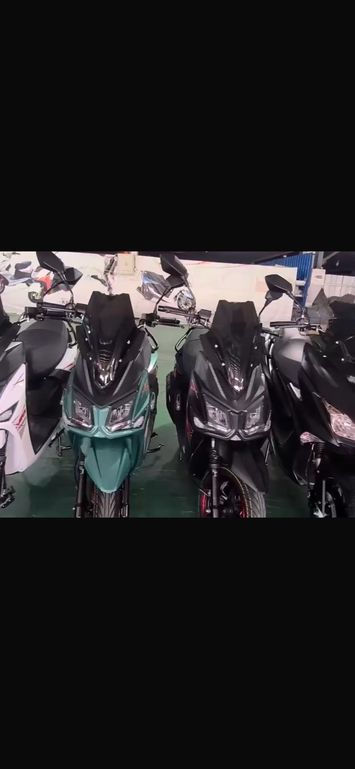 Modèles de scooters présentés dans un showroom fournisseur en Chine