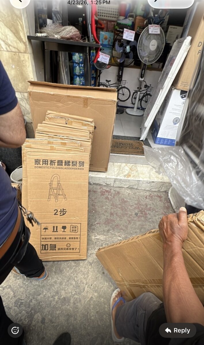 Cartons d’escabeaux reçus à Dakar