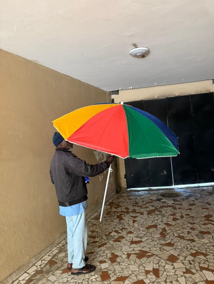 Parasol coloré déployé après livraison