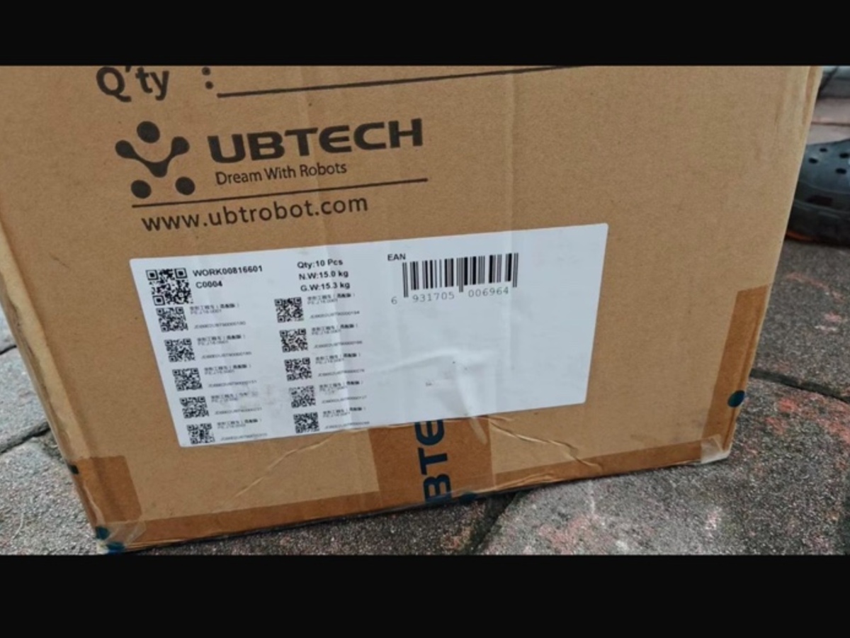 Carton de robots éducatifs préparé pour le transport