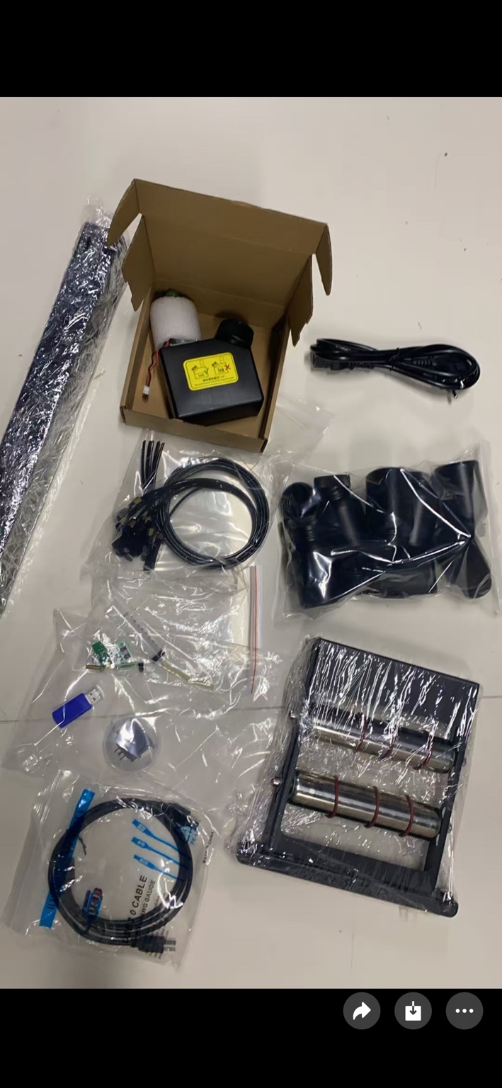 Accessoires et composants de l’imprimante UV présentés avant emballage