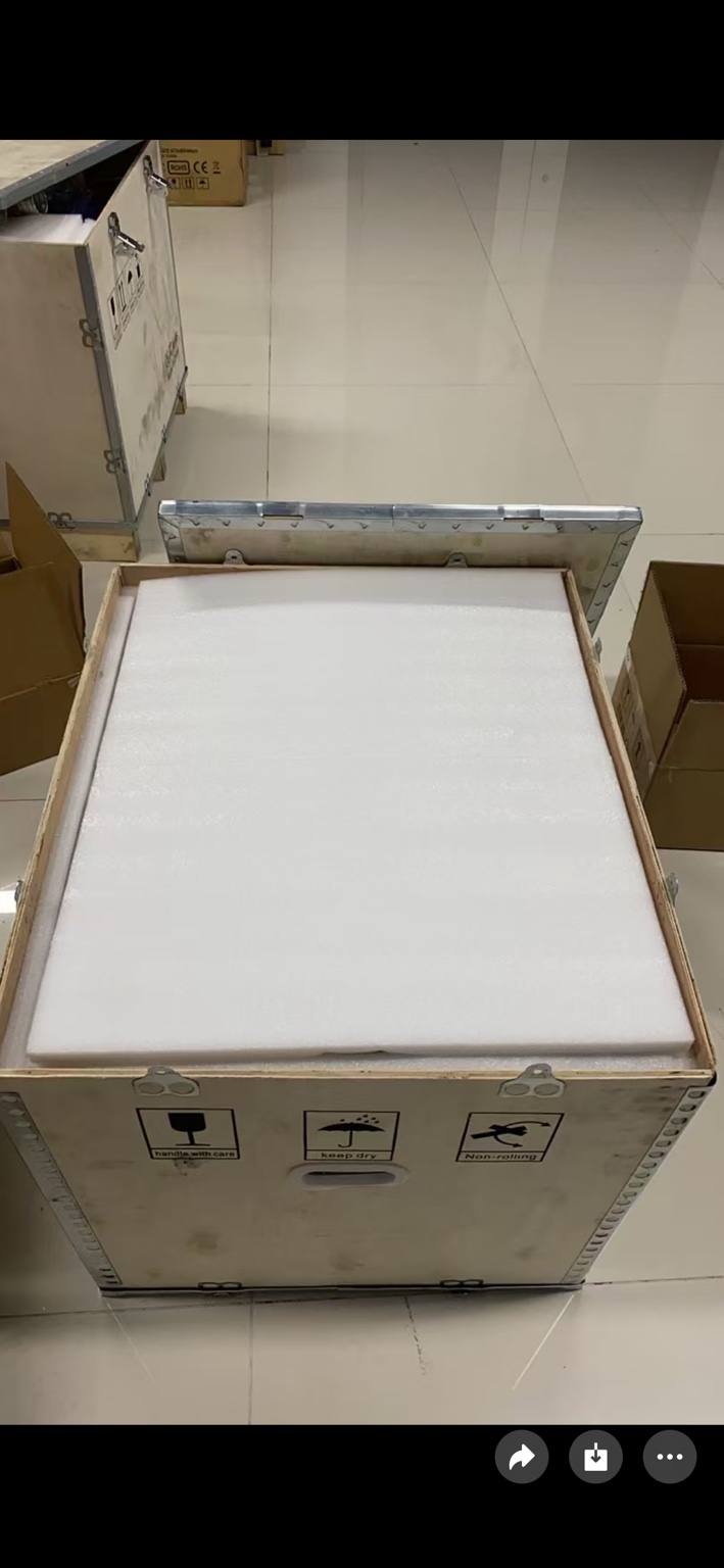 Caisse en bois et mousse de protection avant fermeture